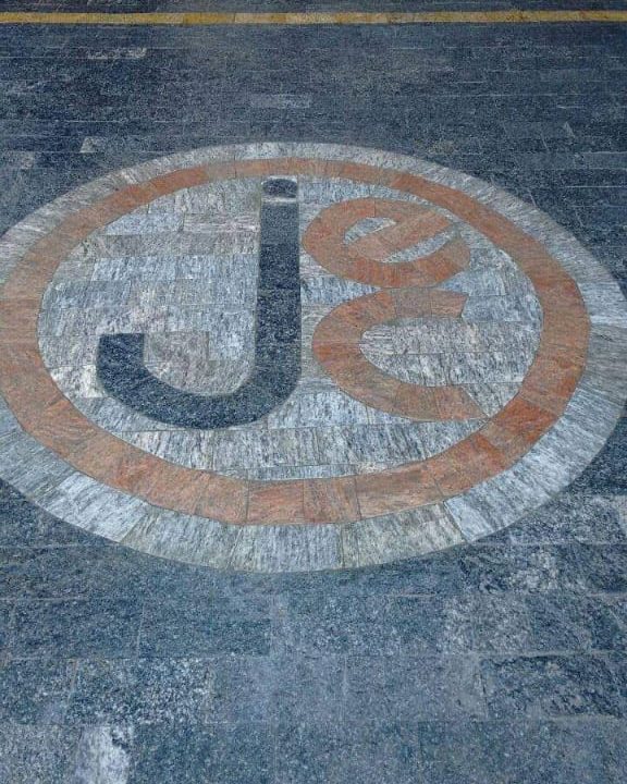 Escudo do Joinville Esporte Clube montado com pedras de cores diferentes no piso